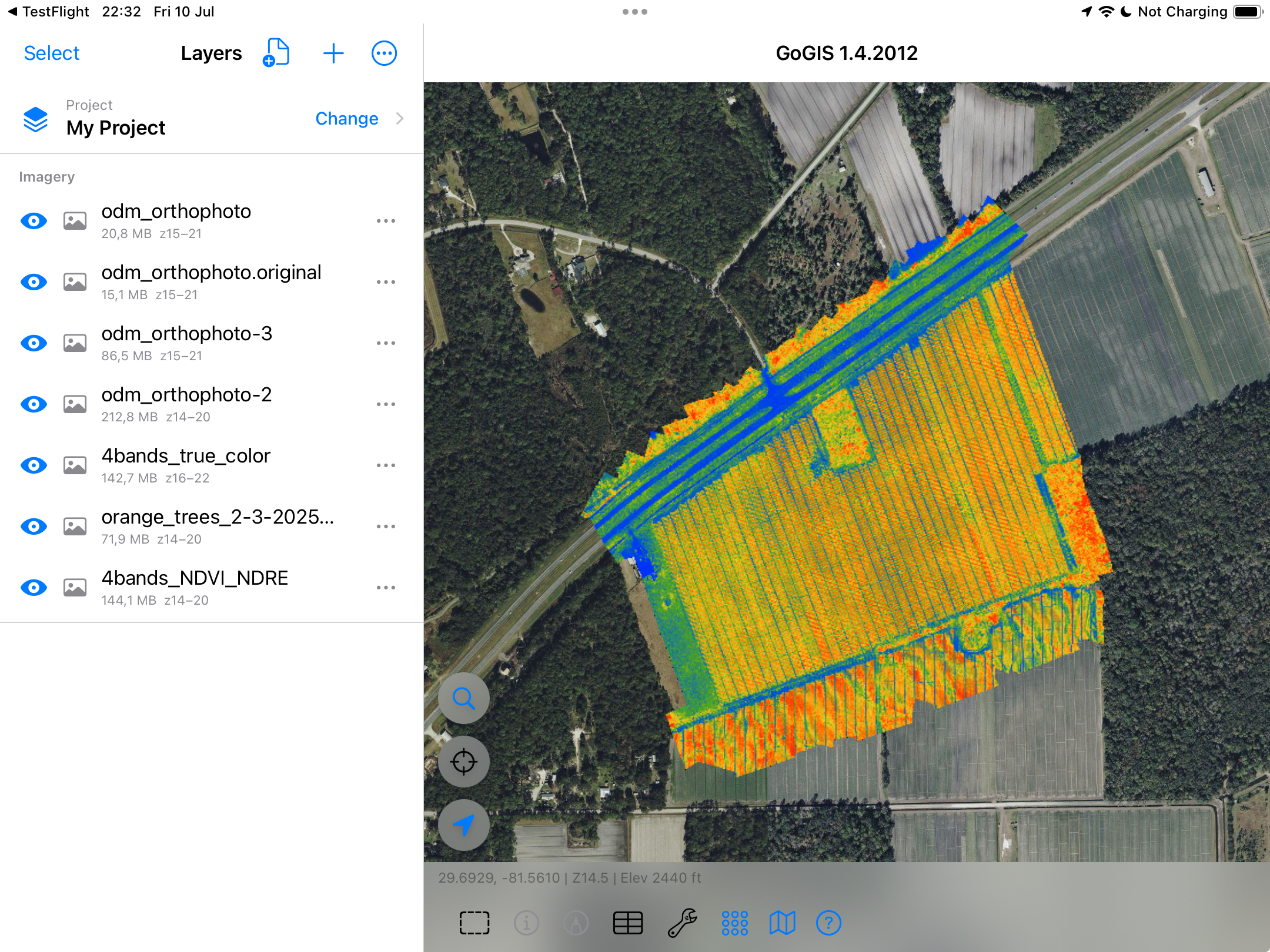 Varias capas de imágenes de dron sobre un mapa base satelital en GoGIS en iPad, con la lista de capas de imágenes